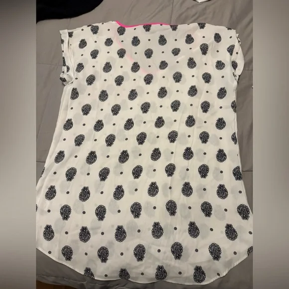 Express v-neck blouse with pretty pink trim, blouse is white with black design. - Picture 4 of 9